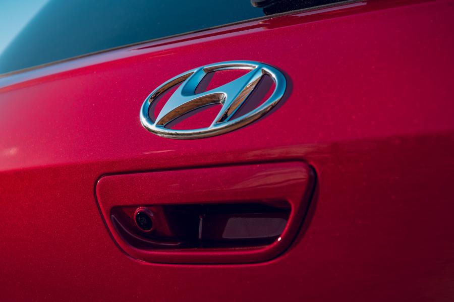 Логотип Hyundai i10 2019 года  (UK) (фото 2 из 55)
